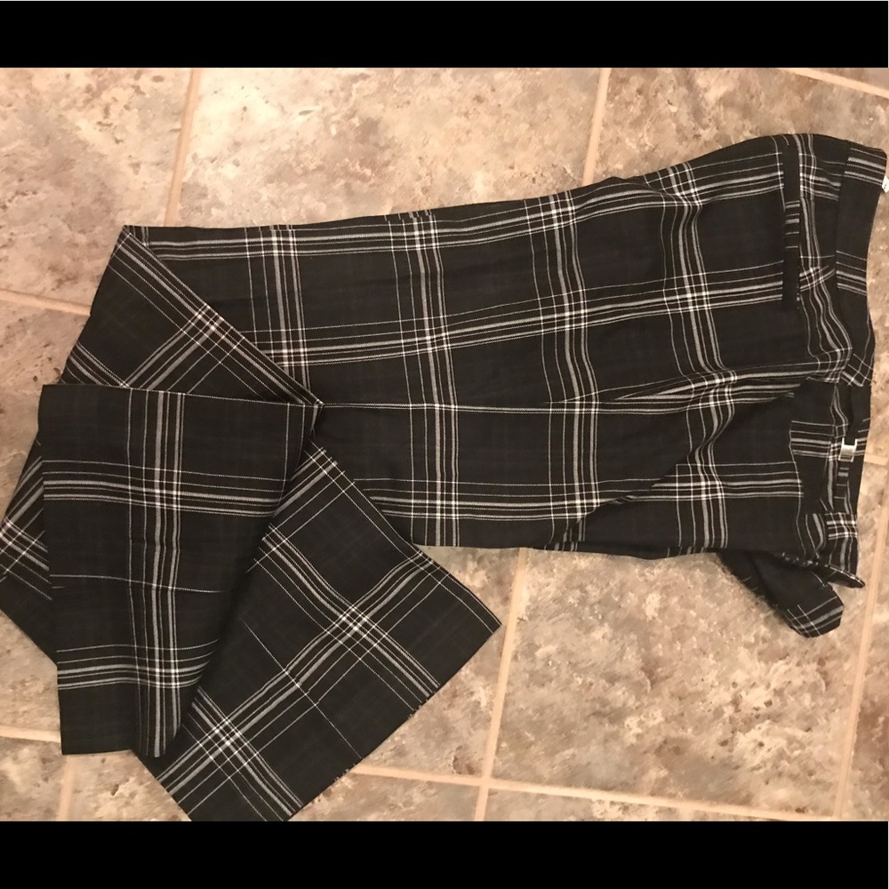 NY & Co Black/White plaid Dress Pant - size 4